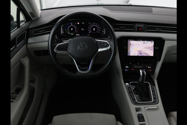 Volkswagen Passat 1.4 TSI GTE | Panoramadak | Stoelverwarming | Leder/Alcantara | Camera | Carplay | Adaptive cruise | Matrix LED | Massage | Navigatie