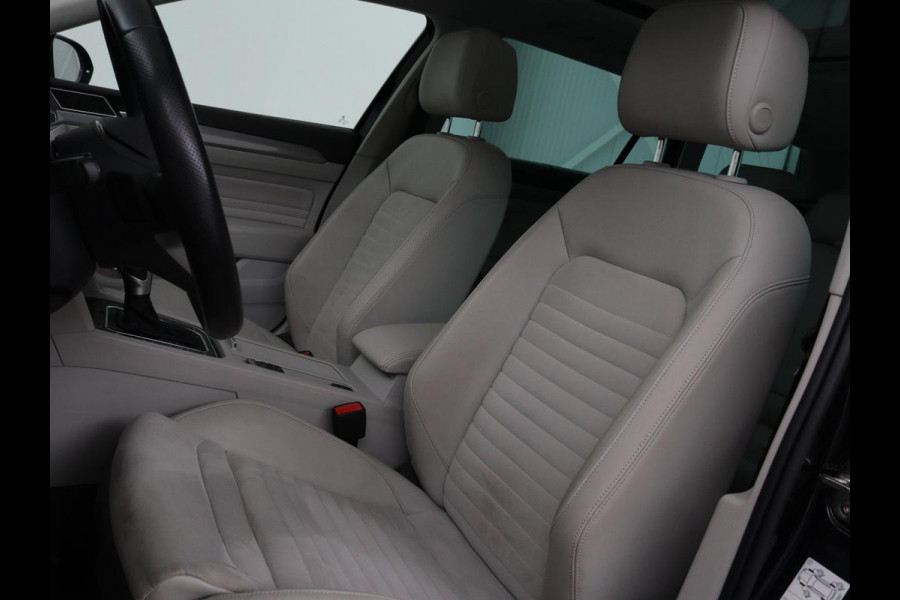 Volkswagen Passat 1.4 TSI GTE | Panoramadak | Stoelverwarming | Leder/Alcantara | Camera | Carplay | Adaptive cruise | Matrix LED | Massage | Navigatie