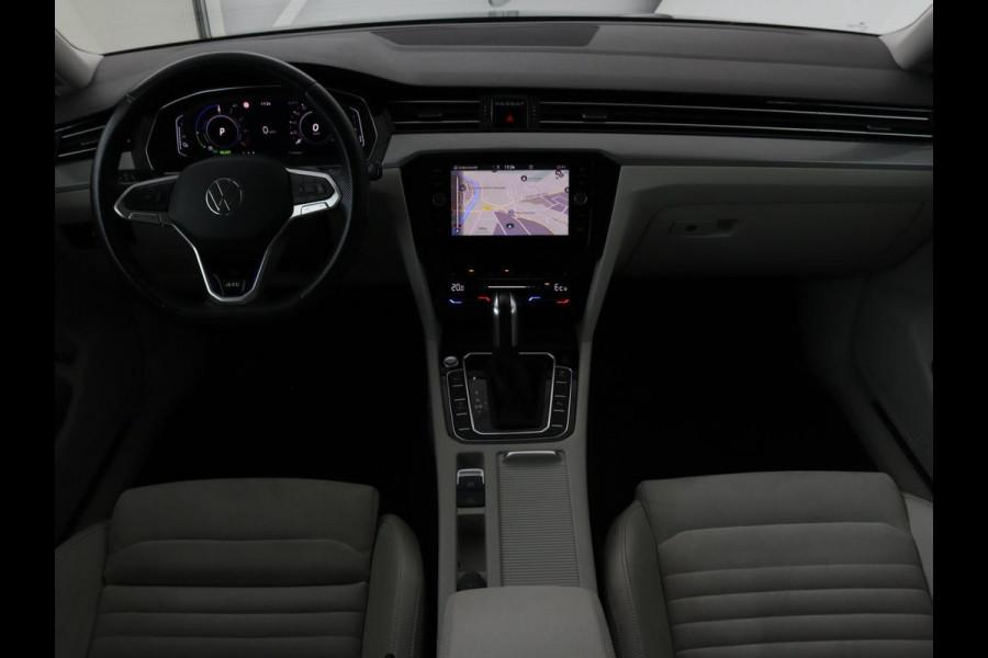 Volkswagen Passat 1.4 TSI GTE | Panoramadak | Stoelverwarming | Leder/Alcantara | Camera | Carplay | Adaptive cruise | Matrix LED | Massage | Navigatie