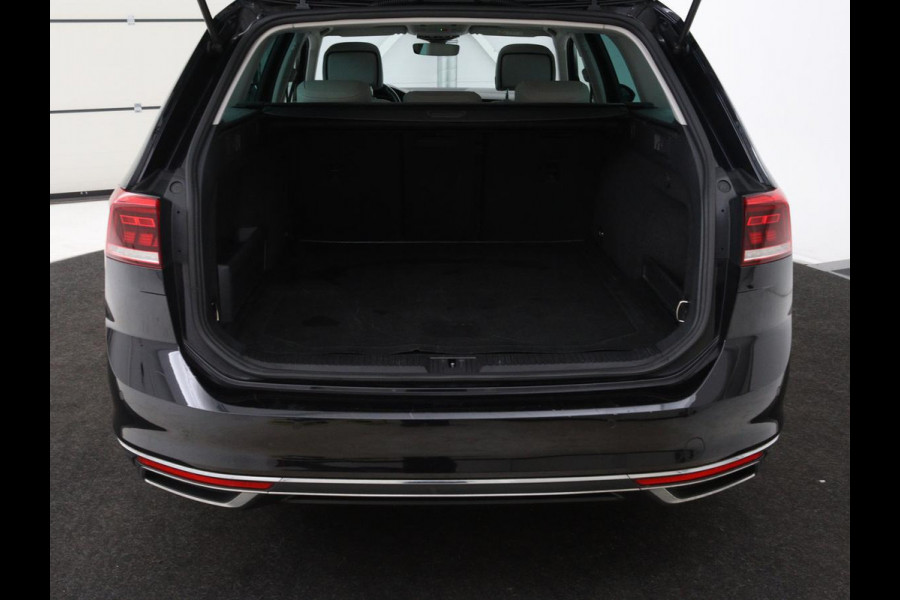 Volkswagen Passat 1.4 TSI GTE | Panoramadak | Stoelverwarming | Leder/Alcantara | Camera | Carplay | Adaptive cruise | Matrix LED | Massage | Navigatie