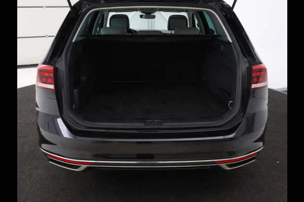 Volkswagen Passat 1.4 TSI GTE | Panoramadak | Stoelverwarming | Leder/Alcantara | Camera | Carplay | Adaptive cruise | Matrix LED | Massage | Navigatie