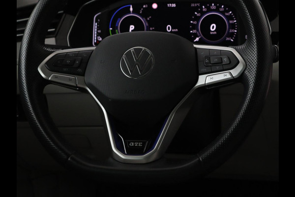 Volkswagen Passat 1.4 TSI GTE | Panoramadak | Stoelverwarming | Leder/Alcantara | Camera | Carplay | Adaptive cruise | Matrix LED | Massage | Navigatie