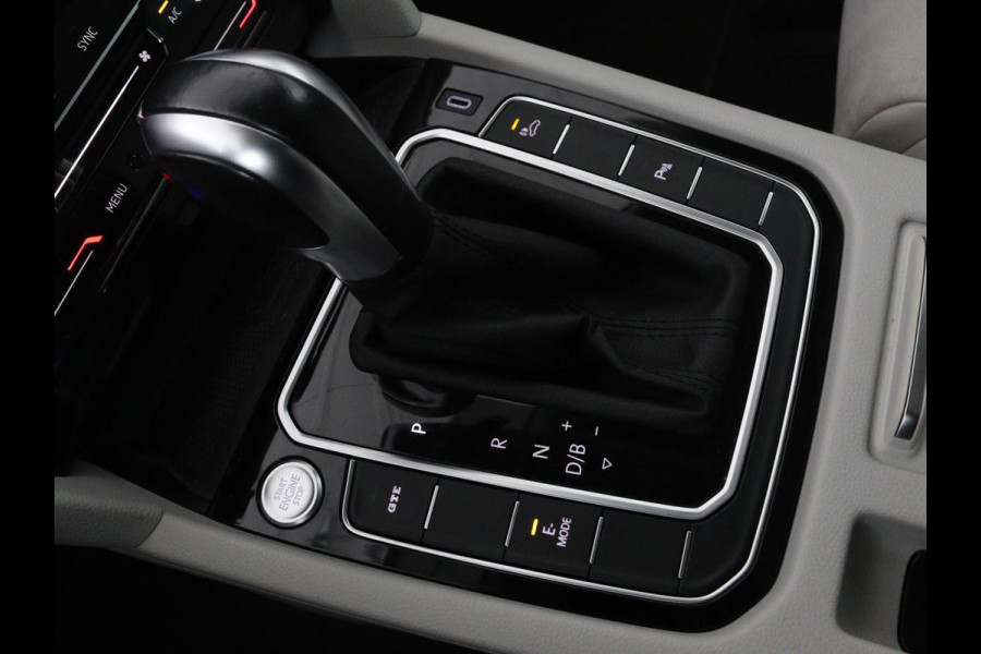 Volkswagen Passat 1.4 TSI GTE | Panoramadak | Stoelverwarming | Leder/Alcantara | Camera | Carplay | Adaptive cruise | Matrix LED | Massage | Navigatie