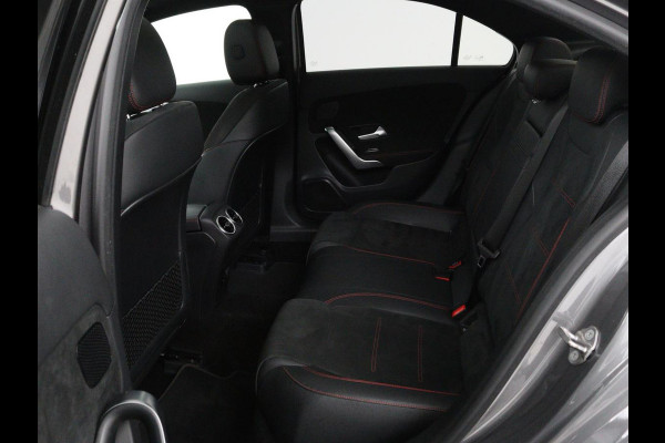 Mercedes-Benz A-Klasse 200 Business Solution AMG | Panoramadak | Stoelverwarming | Trekhaak | Matrix LED | Memory | Carplay | Keyless | Camera | Sfeerverlichting | Leder/Alcantara | Park Assist