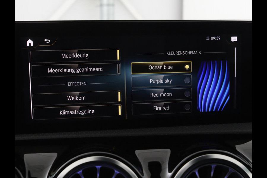 Mercedes-Benz A-Klasse 200 Business Solution AMG | Panoramadak | Stoelverwarming | Trekhaak | Matrix LED | Memory | Carplay | Keyless | Camera | Sfeerverlichting | Leder/Alcantara | Park Assist