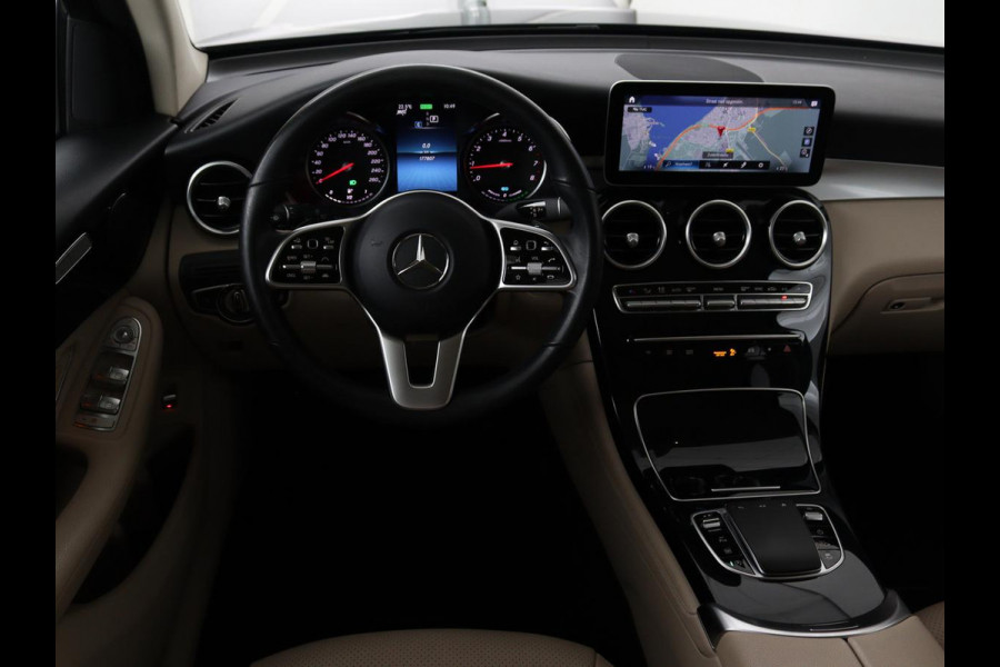Mercedes-Benz GLC 200 Business Solution Limited | Panoramadak | Leder | Stoelverwarming | Adaptive cruise | Trekhaak | Camera | Carplay