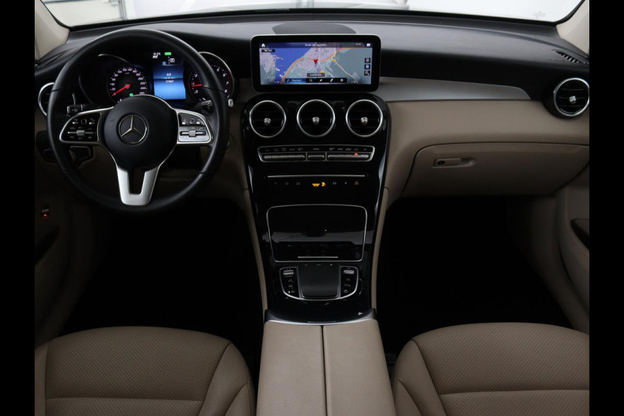Mercedes-Benz GLC 200 Business Solution Limited | Panoramadak | Leder | Stoelverwarming | Adaptive cruise | Trekhaak | Camera | Carplay