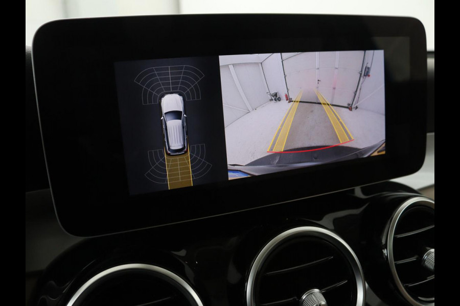 Mercedes-Benz GLC 200 Business Solution Limited | Panoramadak | Leder | Stoelverwarming | Adaptive cruise | Trekhaak | Camera | Carplay