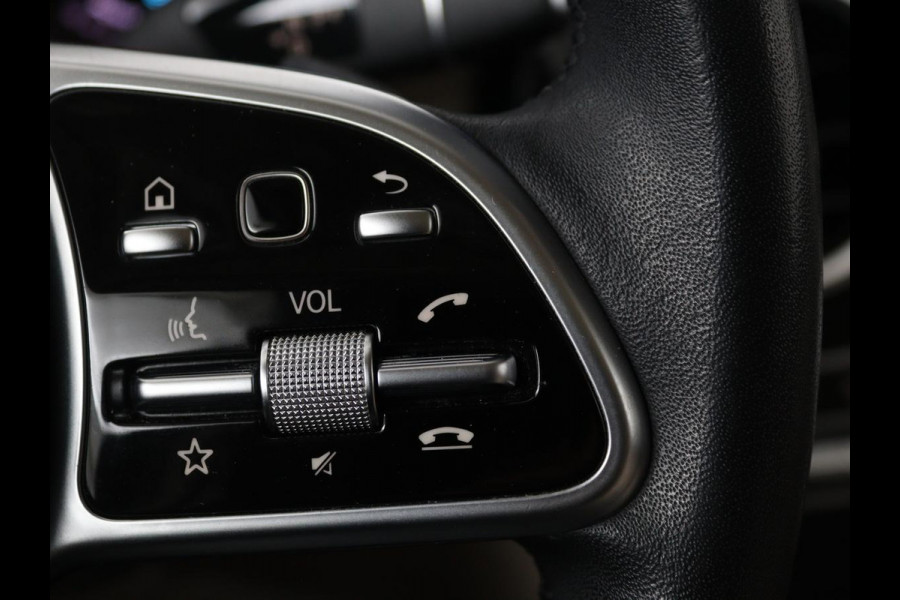 Mercedes-Benz GLC 200 Business Solution Limited | Panoramadak | Leder | Stoelverwarming | Adaptive cruise | Trekhaak | Camera | Carplay