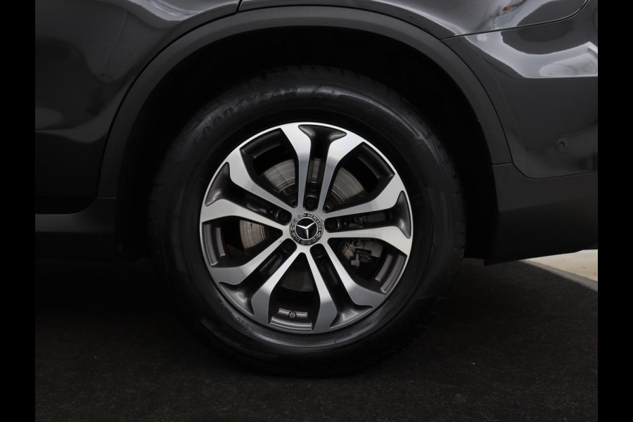 Mercedes-Benz GLC 200 Business Solution Limited | Panoramadak | Leder | Stoelverwarming | Adaptive cruise | Trekhaak | Camera | Carplay