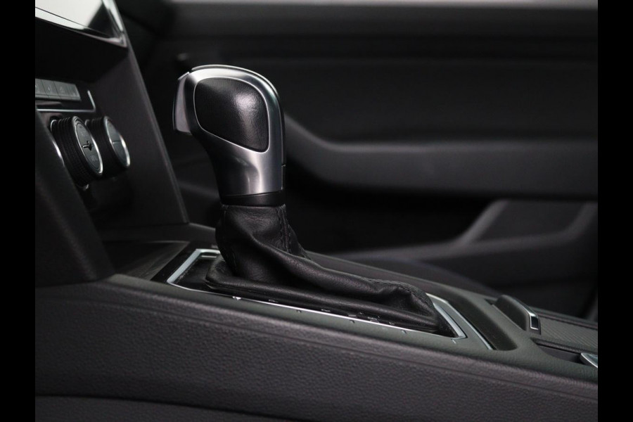 Volkswagen Passat 1.4 TSI PHEV GTE | Panoramadak | Stoelverwarming | Trekhaak | Side Assist | Camera | Carplay | Adaptive cruise | Park Assist | Matrix LED | Massage