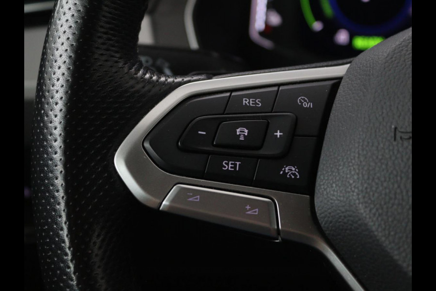 Volkswagen Passat 1.4 TSI PHEV GTE | Panoramadak | Stoelverwarming | Trekhaak | Side Assist | Camera | Carplay | Adaptive cruise | Park Assist | Matrix LED | Massage