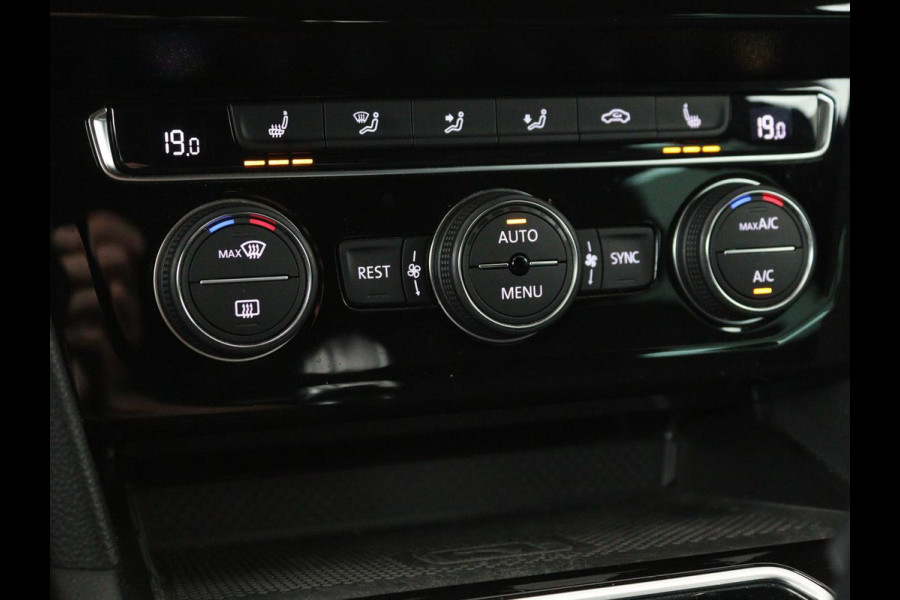 Volkswagen Passat 1.4 TSI PHEV GTE | Panoramadak | Stoelverwarming | Trekhaak | Side Assist | Camera | Carplay | Adaptive cruise | Park Assist | Matrix LED | Massage