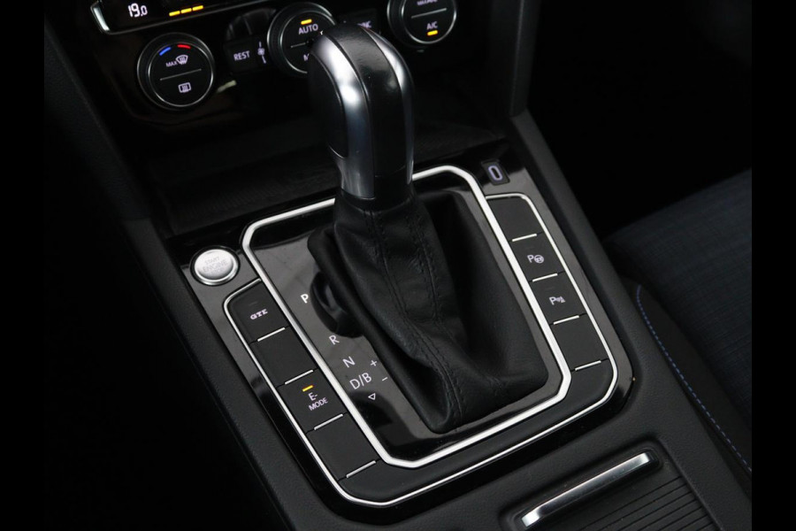 Volkswagen Passat 1.4 TSI PHEV GTE | Panoramadak | Stoelverwarming | Trekhaak | Side Assist | Camera | Carplay | Adaptive cruise | Park Assist | Matrix LED | Massage