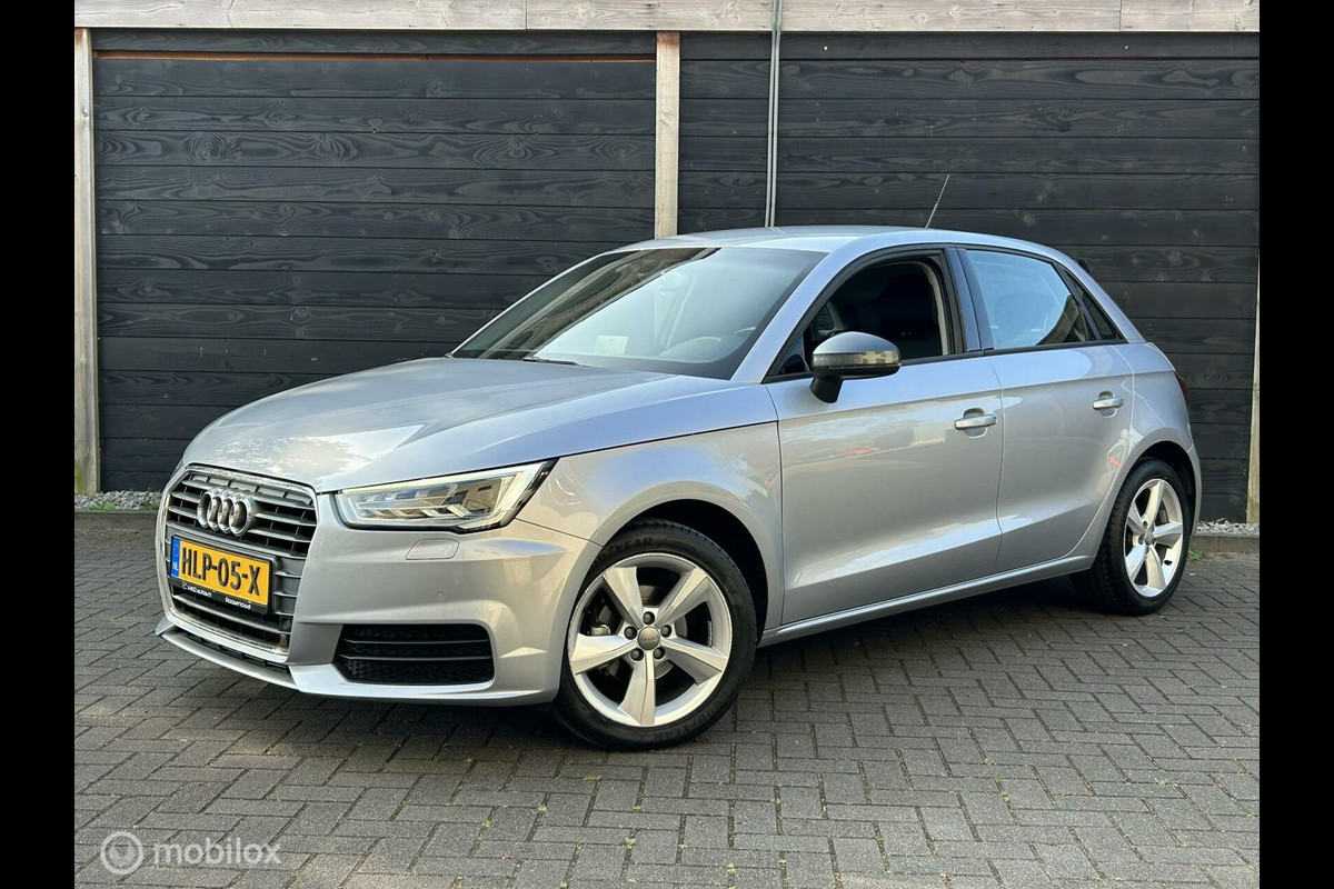 Audi A1 Sportback 1.0 TFSI Adrenalin AUTOMAAT / LED / 17" / FM NAV / 39.107 KM 1e eig. NAP!!! Audi A1 Sportback 1.0 TFSI Adrenalin AUTOMAAT / LED / 17" / FM NAV / 39.107 KM 1e eig. NAP!!!