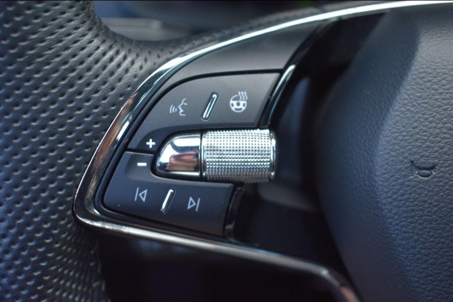Škoda Karoq 1.5 TSI ACT Sportline | NAP | VIRTUAL COCKPIT | DEALER ONDERHOUDEN | CAMERA | STOELVERWARMING | APPLE CARPLAY
