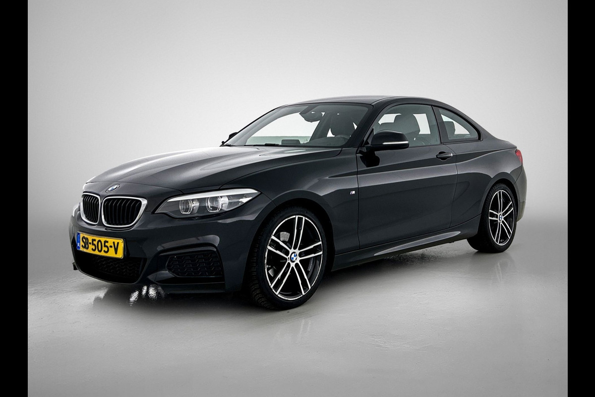BMW 2 Serie Coupé 218i Executive Edition M-sport (Dealer onderhoud, NL-auto, Navi, Parkeerhulp V+A, Sportstoelen, Etc) BMW 2 Serie Coupé 218i Executive Edition M-sport (Dealer onderhoud, NL-auto, Navi, Parkeerhulp V+A, Sportstoelen, Etc)