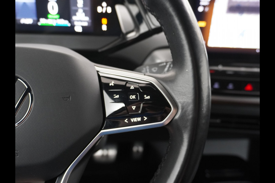 Volkswagen ID.4 204pk 77 kWh NIEUWE HV ACCU ! Navi Adap.Cruise Camera 20" Apple Carplay Android Carplay Mirrorlink Bordherk. Lane-dep. Front-Assist Led Stoelverwarmd dab . Usb Pdc KeylessStart Grootste accu ! Leer/Alcantara 1st. First Snelladen tot 135kw/uur !