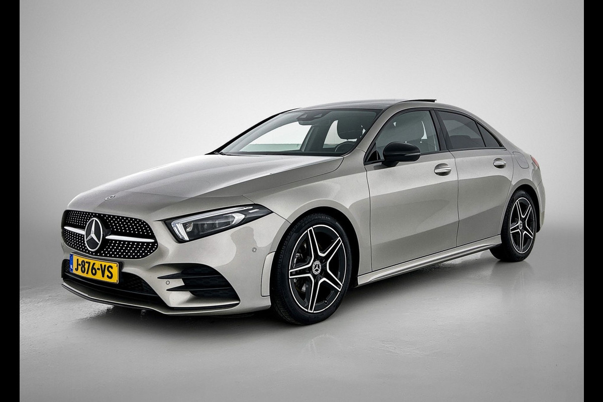 Mercedes-Benz A-Klasse 180 AMG Night Upgrade Automaat (PANORAMADAK, SFEERVERLICHTING, STOELVERWARMING, CAMERA, 1e EIGENAAR) Mercedes-Benz A-Klasse 180 AMG Night Upgrade Automaat (PANORAMADAK, SFEERVERLICHTING, STOELVERWARMING, CAMERA, 1e EIGENAAR)
