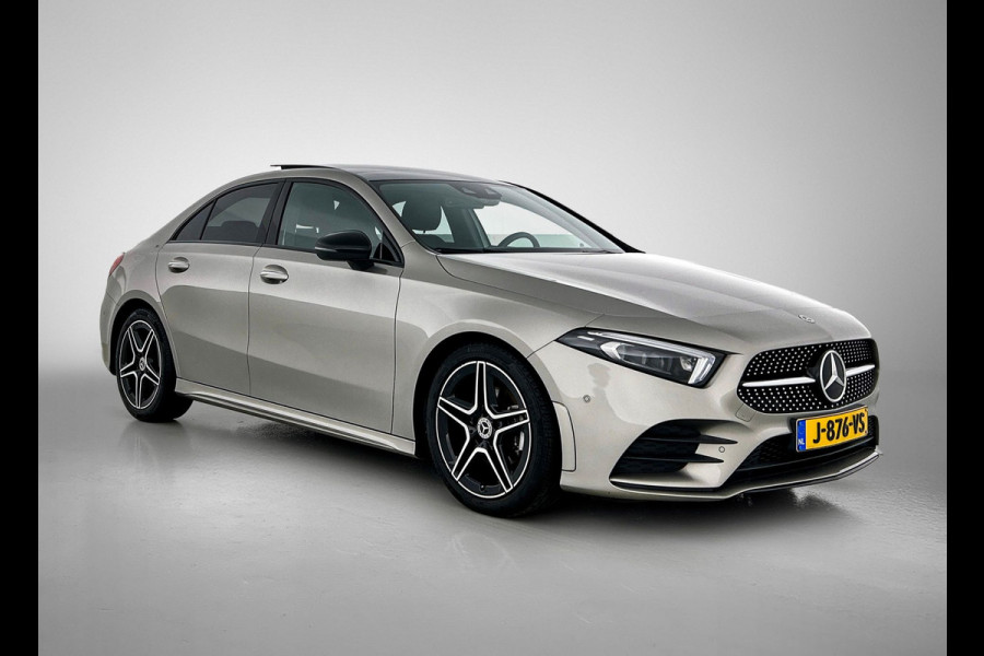Mercedes-Benz A-Klasse 180 AMG Night Upgrade Automaat (PANORAMADAK, SFEERVERLICHTING, STOELVERWARMING, CAMERA, 1e EIGENAAR)