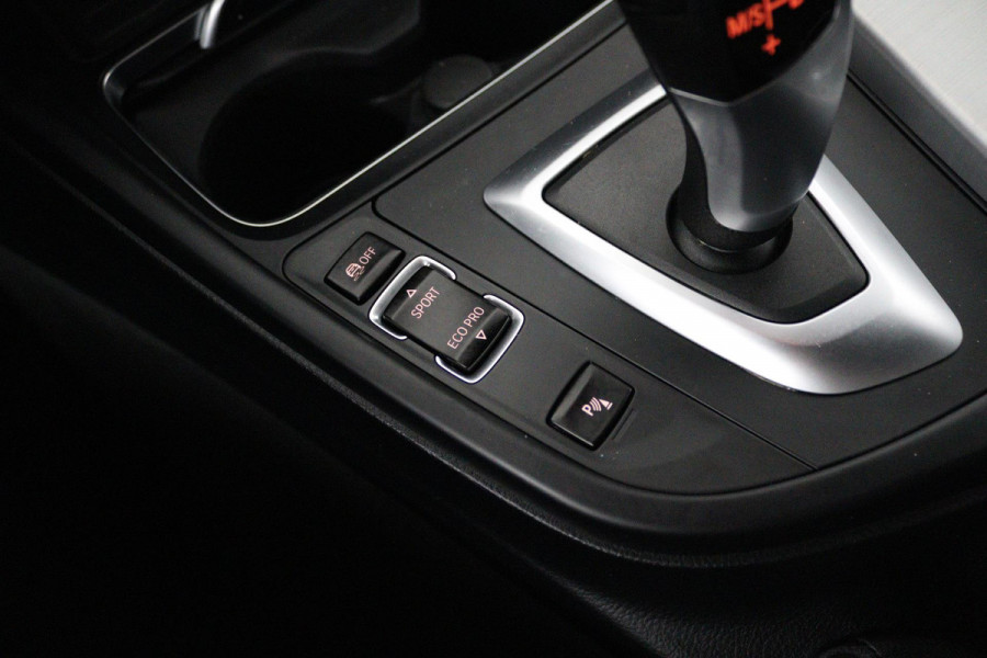 BMW 3 Serie Touring 318i M Sport Edition (STOELVERWARMING, NAVIGATIE, PARKEERSENSOREN, AUTOMAAT, CRUISE CONTROL, NL-AUTO)