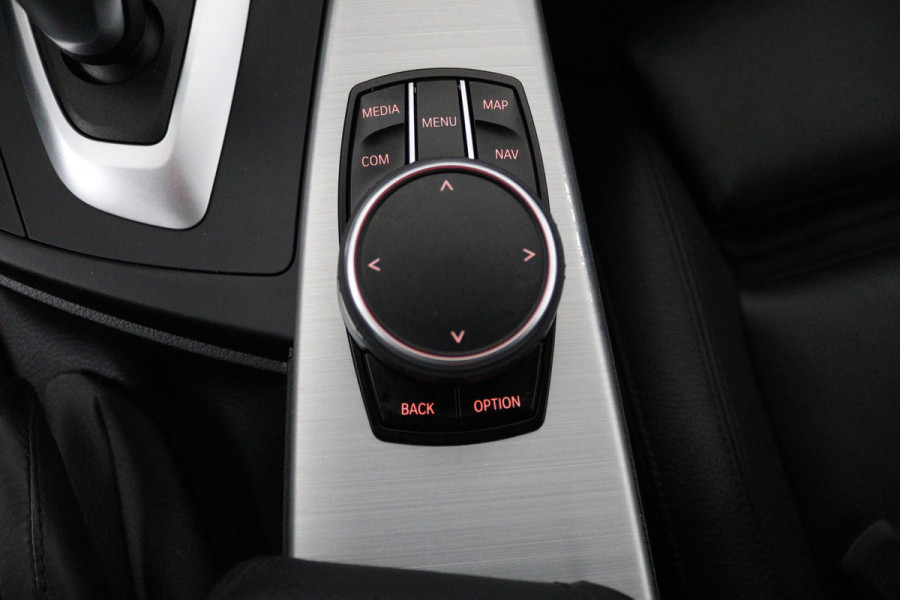 BMW 3 Serie Touring 318i M Sport Edition (STOELVERWARMING, NAVIGATIE, PARKEERSENSOREN, AUTOMAAT, CRUISE CONTROL, NL-AUTO)