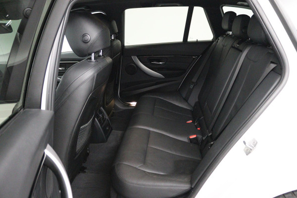 BMW 3 Serie Touring 318i M Sport Edition (STOELVERWARMING, NAVIGATIE, PARKEERSENSOREN, AUTOMAAT, CRUISE CONTROL, NL-AUTO)