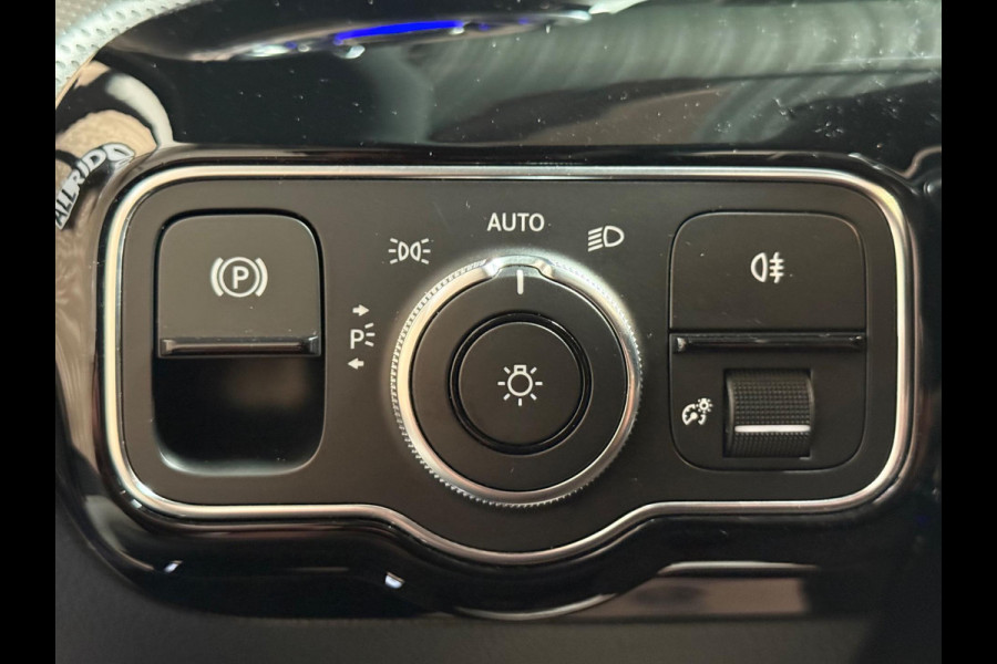 Mercedes-Benz A-Klasse 220 Launch Edition Premium Plus AMG Night | pano | Leer | Multibeam | HUD | Memory | Keyless | Sfeerver