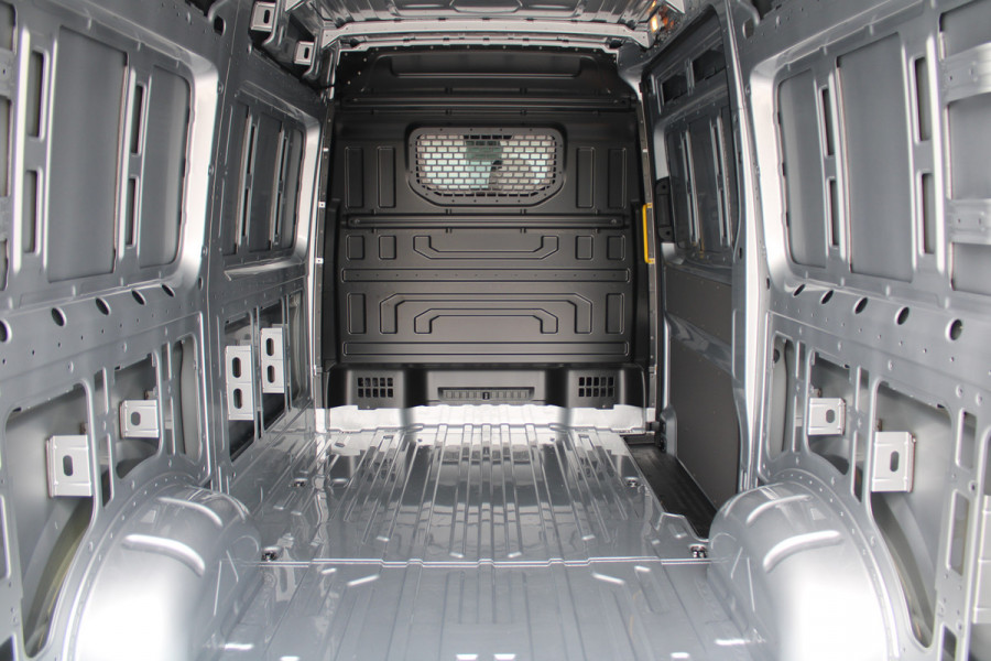 Volkswagen Crafter 35 2.0 TDI L3H3 177pk - LED koplampen - Navigatie - Geveerde stoel - Cruise - Camera - DAB - Parkeersensoren - Rijklaar