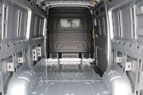Volkswagen Crafter 35 2.0 TDI L3H3 177pk - LED koplampen - Navigatie - Geveerde stoel - Cruise - Camera - DAB - Parkeersensoren - Rijklaar