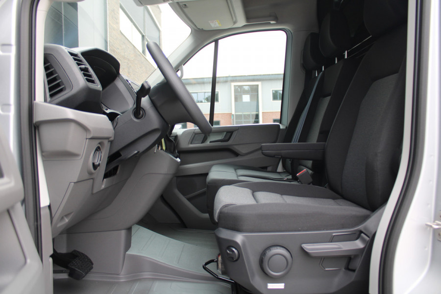 Volkswagen Crafter 35 2.0 TDI L3H3 177pk - LED koplampen - Navigatie - Geveerde stoel - Cruise - Camera - DAB - Parkeersensoren - Rijklaar