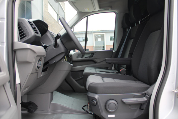 Volkswagen Crafter 35 2.0 TDI L3H3 177pk - LED koplampen - Navigatie - Geveerde stoel - Cruise - Camera - DAB - Parkeersensoren - Rijklaar