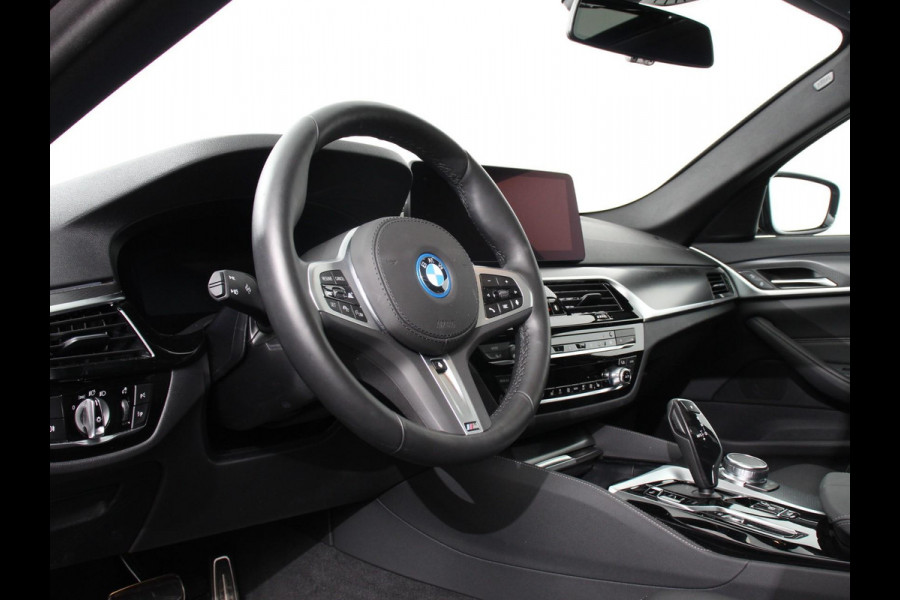 BMW 5 Serie Touring 530e M Sport PHEV AUTOMAAT 292PK Climate control Adaptieve cruise control Keyless Parkeersensoren Achteruitrijcamera Panoramadak LED Verwarmde voorstoelen Trekhaak Apple Carplay/ Android Auto
