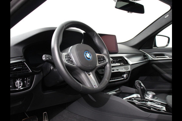 BMW 5 Serie Touring 530e M Sport PHEV AUTOMAAT 292PK Climate control Adaptieve cruise control Keyless Parkeersensoren Achteruitrijcamera Panoramadak LED Verwarmde voorstoelen Trekhaak Apple Carplay/ Android Auto