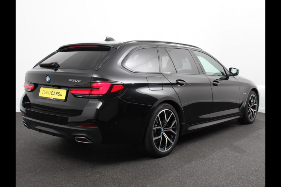 BMW 5 Serie Touring 530e M Sport PHEV AUTOMAAT 292PK Climate control Adaptieve cruise control Keyless Parkeersensoren Achteruitrijcamera Panoramadak LED Verwarmde voorstoelen Trekhaak Apple Carplay/ Android Auto