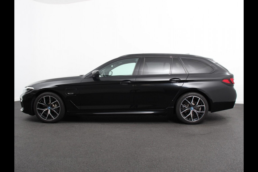 BMW 5 Serie Touring 530e M Sport PHEV AUTOMAAT 292PK Climate control Adaptieve cruise control Keyless Parkeersensoren Achteruitrijcamera Panoramadak LED Verwarmde voorstoelen Trekhaak Apple Carplay/ Android Auto