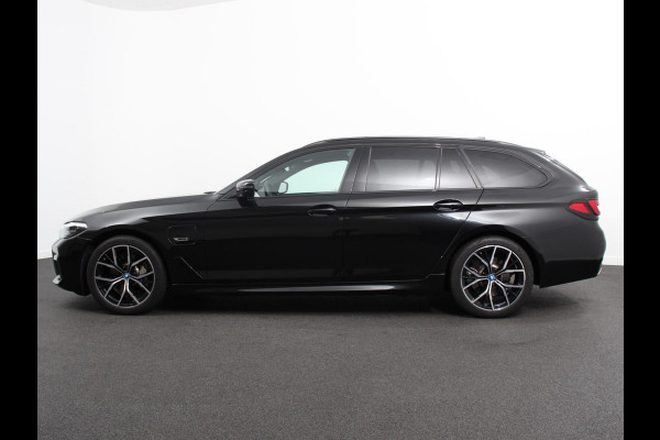 BMW 5 Serie Touring 530e M Sport PHEV AUTOMAAT 292PK Climate control Adaptieve cruise control Keyless Parkeersensoren Achteruitrijcamera Panoramadak LED Verwarmde voorstoelen Trekhaak Apple Carplay/ Android Auto