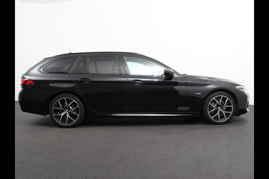 BMW 5 Serie Touring 530e M Sport PHEV AUTOMAAT 292PK Climate control Adaptieve cruise control Keyless Parkeersensoren Achteruitrijcamera Panoramadak LED Verwarmde voorstoelen Trekhaak Apple Carplay/ Android Auto