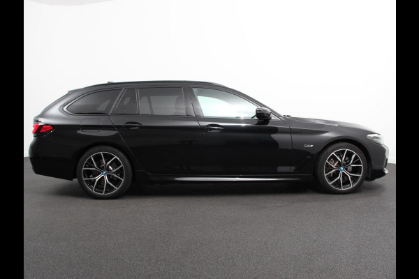 BMW 5 Serie Touring 530e M Sport PHEV AUTOMAAT 292PK Climate control Adaptieve cruise control Keyless Parkeersensoren Achteruitrijcamera Panoramadak LED Verwarmde voorstoelen Trekhaak Apple Carplay/ Android Auto