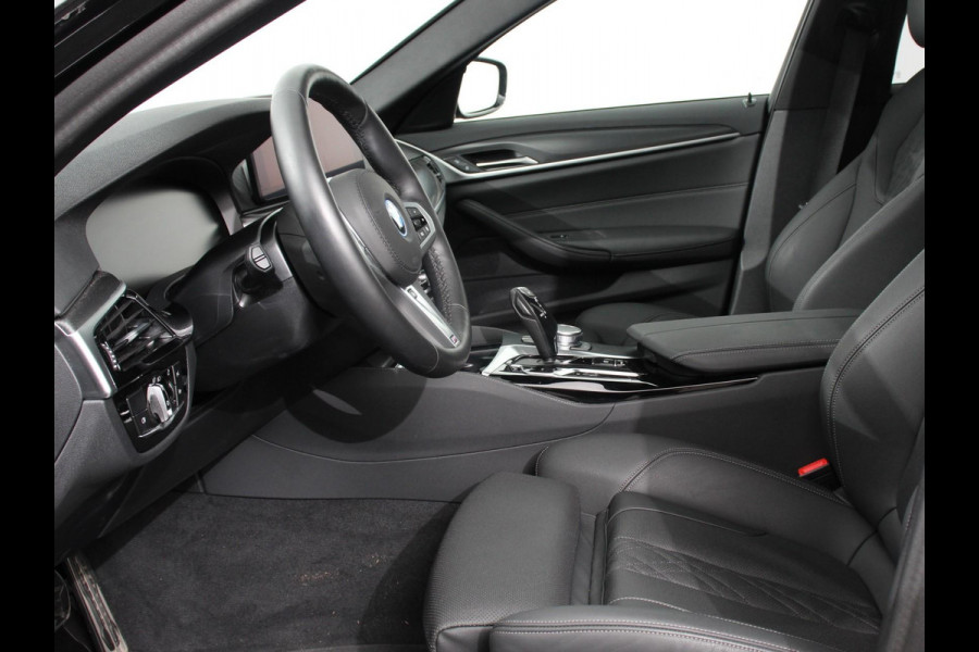 BMW 5 Serie Touring 530e M Sport PHEV AUTOMAAT 292PK Climate control Adaptieve cruise control Keyless Parkeersensoren Achteruitrijcamera Panoramadak LED Verwarmde voorstoelen Trekhaak Apple Carplay/ Android Auto