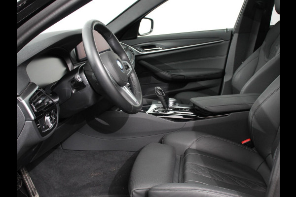 BMW 5 Serie Touring 530e M Sport PHEV AUTOMAAT 292PK Climate control Adaptieve cruise control Keyless Parkeersensoren Achteruitrijcamera Panoramadak LED Verwarmde voorstoelen Trekhaak Apple Carplay/ Android Auto