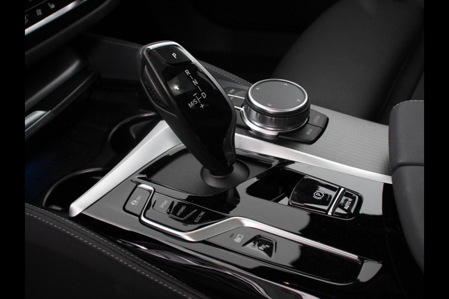 BMW 5 Serie Touring 530e M Sport PHEV AUTOMAAT 292PK Climate control Adaptieve cruise control Keyless Parkeersensoren Achteruitrijcamera Panoramadak LED Verwarmde voorstoelen Trekhaak Apple Carplay/ Android Auto
