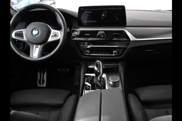 BMW 5 Serie Touring 530e M Sport PHEV AUTOMAAT 292PK Climate control Adaptieve cruise control Keyless Parkeersensoren Achteruitrijcamera Panoramadak LED Verwarmde voorstoelen Trekhaak Apple Carplay/ Android Auto