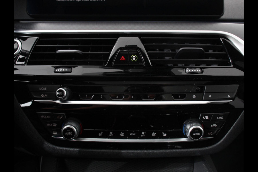 BMW 5 Serie Touring 530e M Sport PHEV AUTOMAAT 292PK Climate control Adaptieve cruise control Keyless Parkeersensoren Achteruitrijcamera Panoramadak LED Verwarmde voorstoelen Trekhaak Apple Carplay/ Android Auto