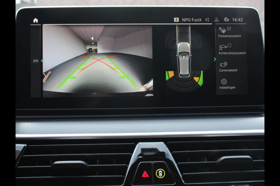 BMW 5 Serie Touring 530e M Sport PHEV AUTOMAAT 292PK Climate control Adaptieve cruise control Keyless Parkeersensoren Achteruitrijcamera Panoramadak LED Verwarmde voorstoelen Trekhaak Apple Carplay/ Android Auto