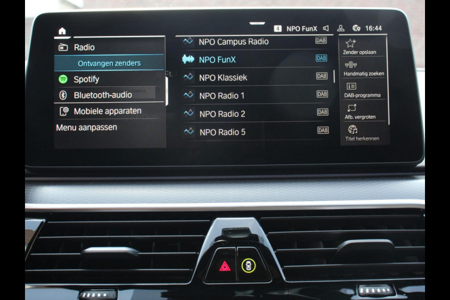 BMW 5 Serie Touring 530e M Sport PHEV AUTOMAAT 292PK Climate control Adaptieve cruise control Keyless Parkeersensoren Achteruitrijcamera Panoramadak LED Verwarmde voorstoelen Trekhaak Apple Carplay/ Android Auto