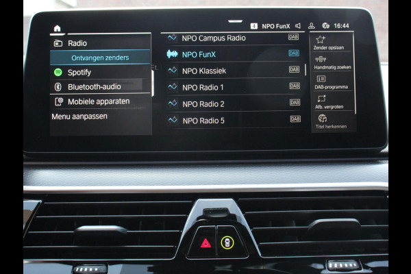 BMW 5 Serie Touring 530e M Sport PHEV AUTOMAAT 292PK Climate control Adaptieve cruise control Keyless Parkeersensoren Achteruitrijcamera Panoramadak LED Verwarmde voorstoelen Trekhaak Apple Carplay/ Android Auto