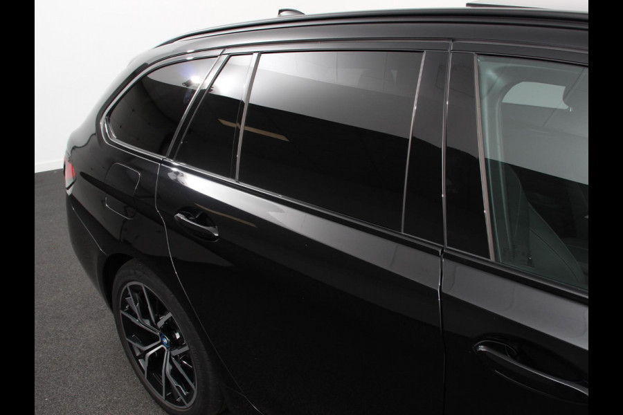 BMW 5 Serie Touring 530e M Sport PHEV AUTOMAAT 292PK Climate control Adaptieve cruise control Keyless Parkeersensoren Achteruitrijcamera Panoramadak LED Verwarmde voorstoelen Trekhaak Apple Carplay/ Android Auto