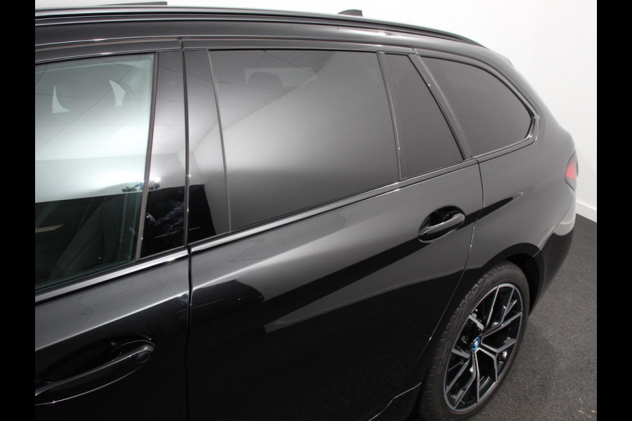 BMW 5 Serie Touring 530e M Sport PHEV AUTOMAAT 292PK Climate control Adaptieve cruise control Keyless Parkeersensoren Achteruitrijcamera Panoramadak LED Verwarmde voorstoelen Trekhaak Apple Carplay/ Android Auto