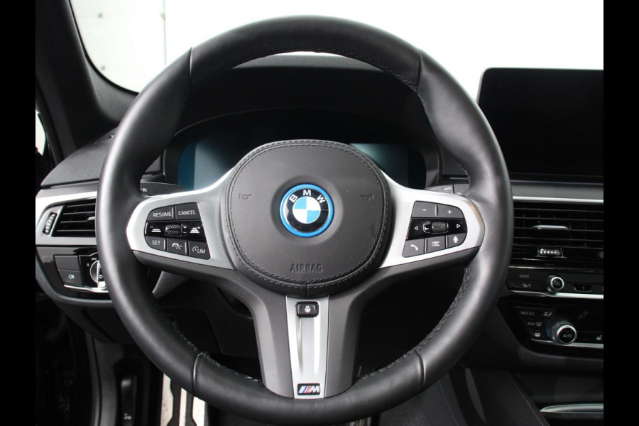 BMW 5 Serie Touring 530e M Sport PHEV AUTOMAAT 292PK Climate control Adaptieve cruise control Keyless Parkeersensoren Achteruitrijcamera Panoramadak LED Verwarmde voorstoelen Trekhaak Apple Carplay/ Android Auto